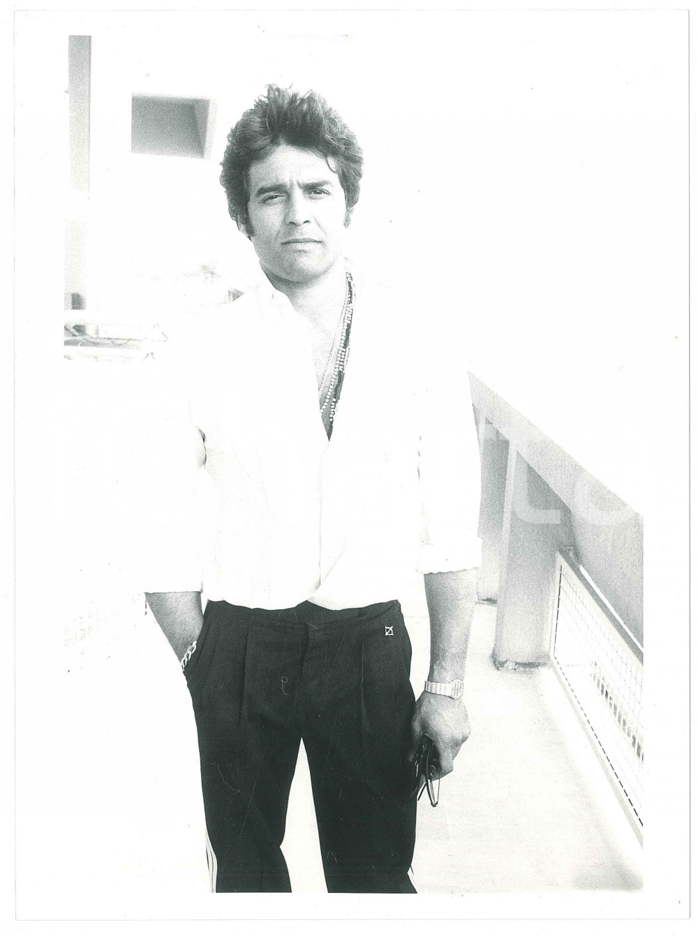 Fotografia d epoca originale 1984 FESTIVAL DI CANNES  Erik ESTRADA Ritratto dell attore  Foto 18x24 cm 1