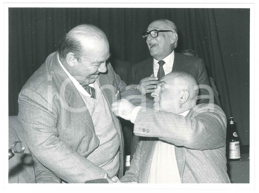 Fotografia d epoca originale 1985 ca ITALIA  COSTUME Tom PONZI Giorgio PISANÃ’ a un evento  Foto 24x18 1 1