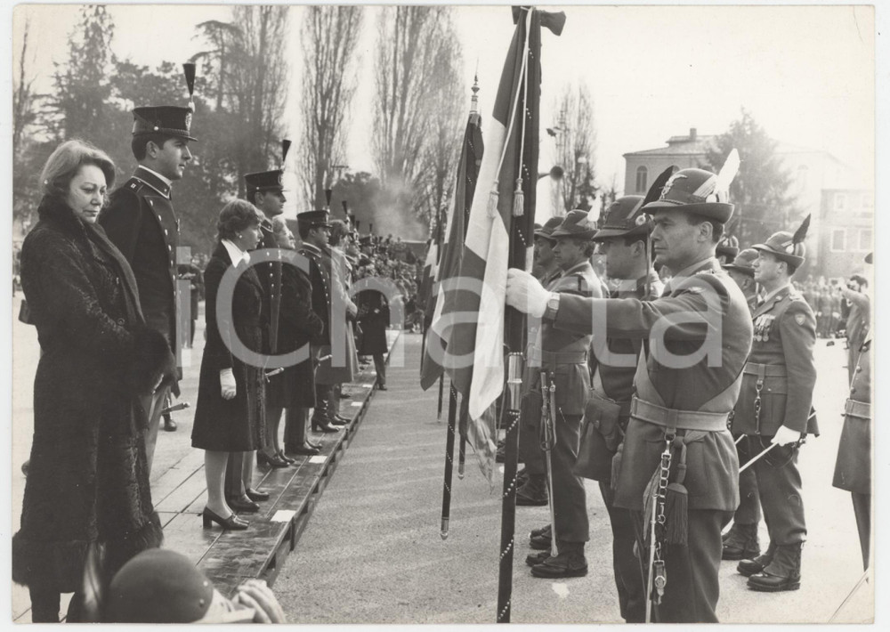 Fotografia d epoca originale 1976 PADOVA Adunata Nazionale ALPINI Picchetto d onore  Foto 17x13 cm 1