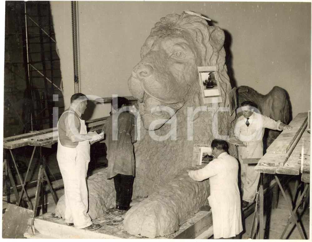 1955 ELSTREE Studios - Technicians reconstruct one of Landseer's lions *Photo