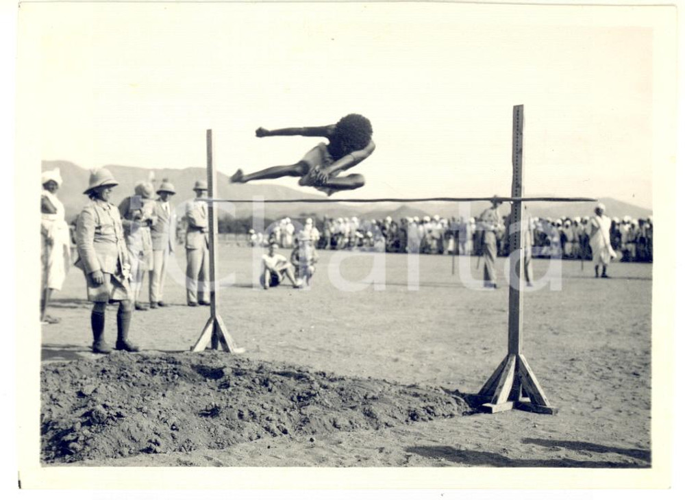 Fotografia d epoca originale 1935 ca AOI ETIOPIA ? Indigeno in una gara di salto in alto  Foto 11x9 cm 1