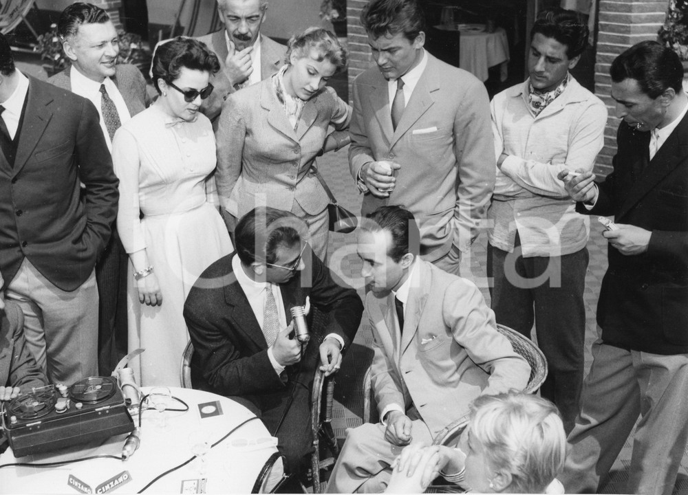 1955 SANREMO Mike BONGIORNO intervista Fiorenzo FIORENTINI - Foto vintage 24x18 1955Fotografia vintage rara d'epoca.Timbro archivio Publifoto Genova al verso.FORMATO: 24x18 cm CONDIZIONI: G (lievi difetti di stampa)ICHARTA mette in vendita le stampe vintage della collezione Publifoto Genova, per la maggior parte inedita o in tiratura di pochi esemplari. Si tratta di un'ottima opportunit&agrave; di investimento per i collezionisti di fotografie d'epoca.    originale e autentica 1