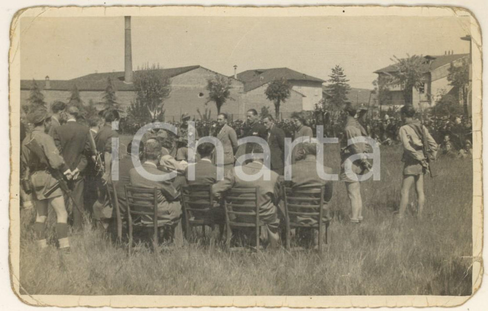 Maggio 1945 NOVI LIGURE Tribunale partigiano - Processo - Foto RARA 14x9 cm (2) Fotografia originale d'epoca, in formato cartolina postale, con didascalia manoscritta al verso.FOTOGRAFO: Gino Re - Novi Ligure VERY POOR/gravemente danneggiato evidenti piegature marginali Formato: 14x9 cm originale e autentica 1