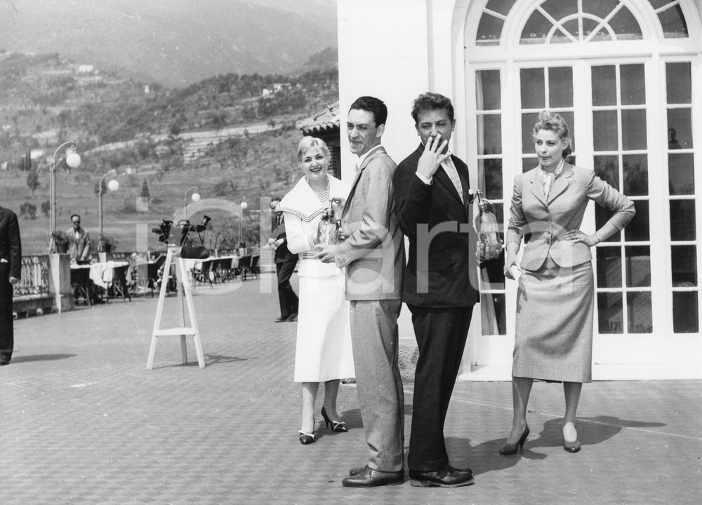 1955 SANREMO Mike BONGIORNO Elena GIUSTI Fiorenzo FIORENTINI Cristina FANTON (1) 1955Fotografia vintage rara d'epoca.Timbro archivio Publifoto Genova al verso.FORMATO: 24x18 cm CONDIZIONI: FAIR (piegatura al lato superiore e difetti di stampa)ICHARTA mette in vendita le stampe vintage della collezione Publifoto Genova, per la maggior parte inedita o in tiratura di pochi esemplari. Si tratta di un'ottima opportunit&agrave; di investimento per i collezionisti di fotografie d'epoca.    originale e autentica 1