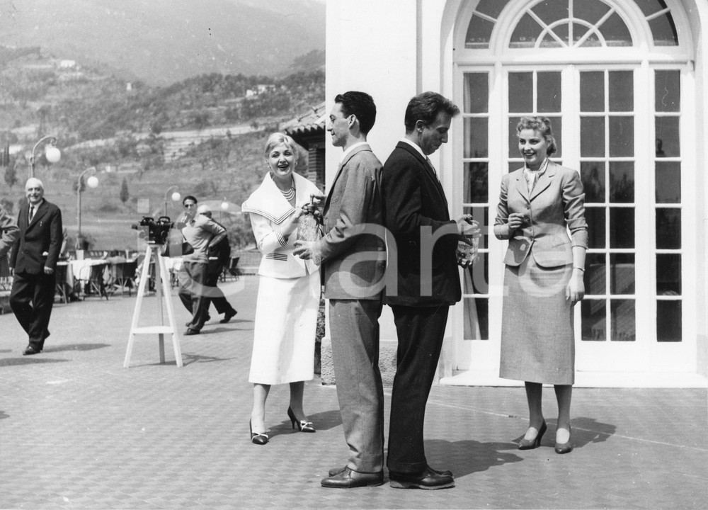 1955 SANREMO Mike BONGIORNO Elena GIUSTI Fiorenzo FIORENTINI Cristina FANTON (2) 1955Fotografia vintage rara d'epoca.Timbro archivio Publifoto Genova al verso.FORMATO: 24x18 cm CONDIZIONI: G (ma difetti di stampa)ICHARTA mette in vendita le stampe vintage della collezione Publifoto Genova, per la maggior parte inedita o in tiratura di pochi esemplari. Si tratta di un'ottima opportunit&agrave; di investimento per i collezionisti di fotografie d'epoca.    originale e autentica 1