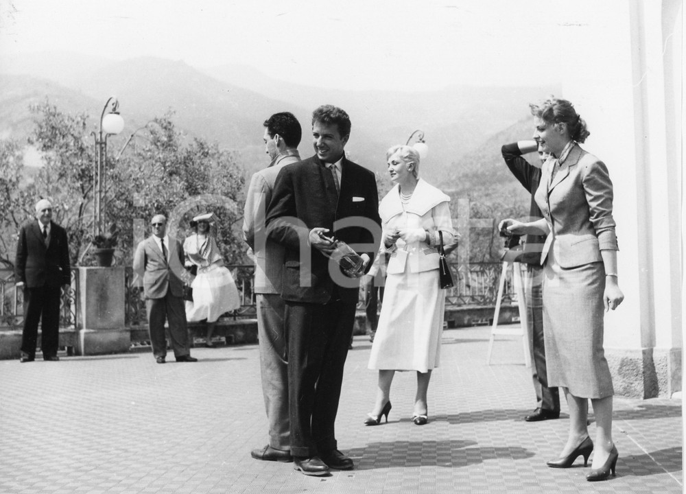 1955 SANREMO Mike BONGIORNO Elena GIUSTI Fiorenzo FIORENTINI Cristina FANTON (3) 1955Fotografia vintage rara d'epoca.Timbro archivio Publifoto Genova al verso.FORMATO: 24x18 cm CONDIZIONI: G (minimi difetti di stampa)ICHARTA mette in vendita le stampe vintage della collezione Publifoto Genova, per la maggior parte inedita o in tiratura di pochi esemplari. Si tratta di un'ottima opportunit&agrave; di investimento per i collezionisti di fotografie d'epoca.    originale e autentica 1
