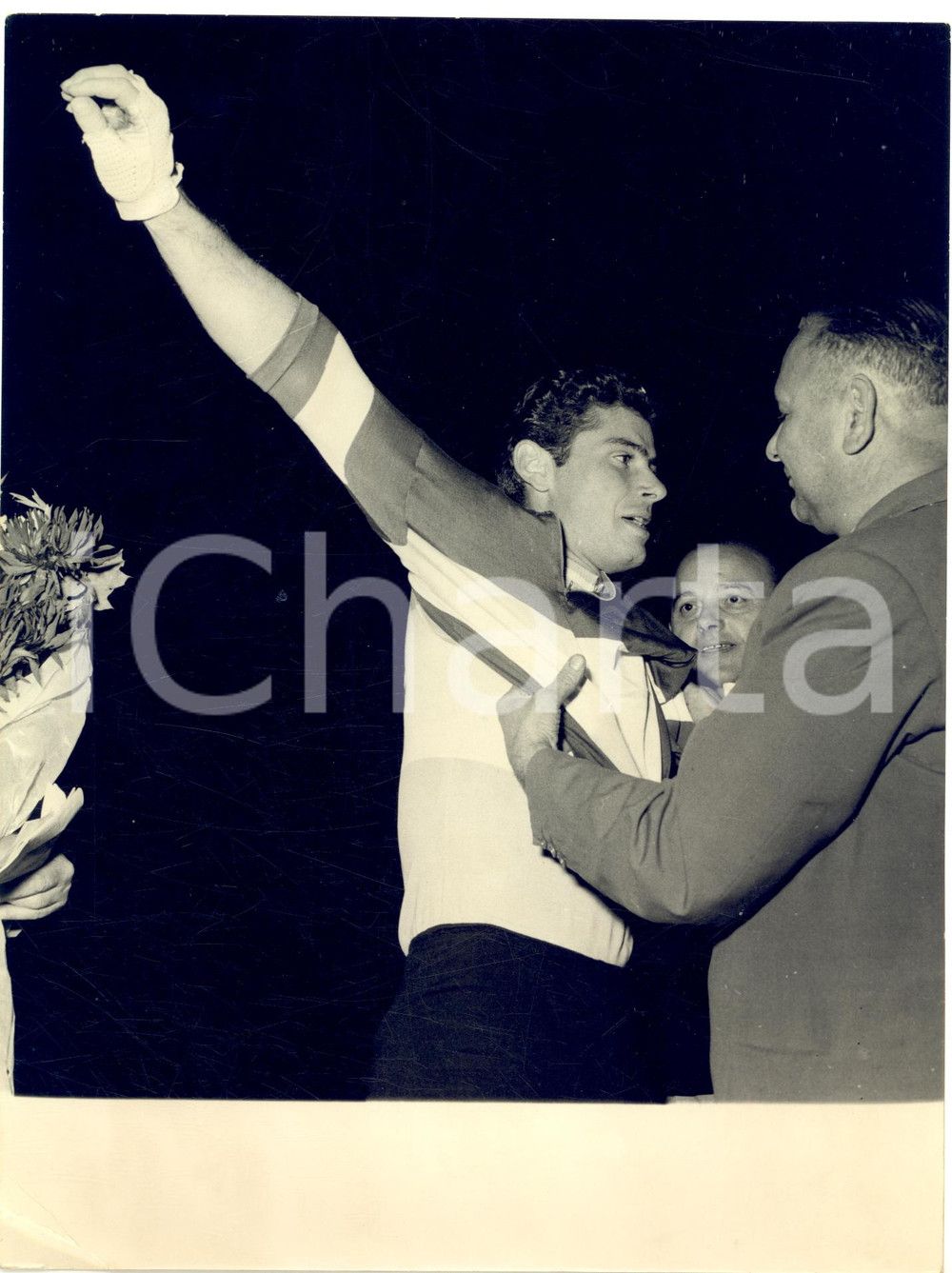 1955 ca CICLISMO Giuseppe OGNA si prepara a una premiazione *Foto 18x24 cm