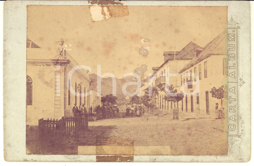 1890 ca SAINT-VINCENT Una via del centro - Foto vintage 17x11 cm DANNEGGIATA  Fotografia d'epoca, su cartoncino rigido.CONDIZIONI: very poor (fotografia danneggiata da fioriture, residui cartacei e di adesivo)FORMATO: 17x11 cm    originale e autentica 1