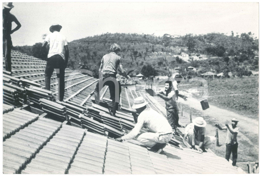 Fotografia d epoca originale 1975 ca PARAISO DO LESTE  BRAZIL Spedizione missionaria  Costruzione scuola 1