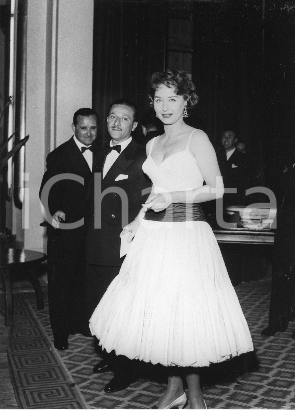 1955 SANREMO Rally del Cinema - Liliana BONFATTI alla premiazione - Foto 18x24 1955Fotografia vintage rara d'epoca.Timbro archivio Publifoto Genova al verso.FORMATO: 18x24 cm CONDIZIONI: GICHARTA mette in vendita le stampe vintage della collezione Publifoto Genova, per la maggior parte inedita o in tiratura di pochi esemplari. Si tratta di un'ottima opportunit&agrave; di investimento per i collezionisti di fotografie d'epoca.    originale e autentica 1
