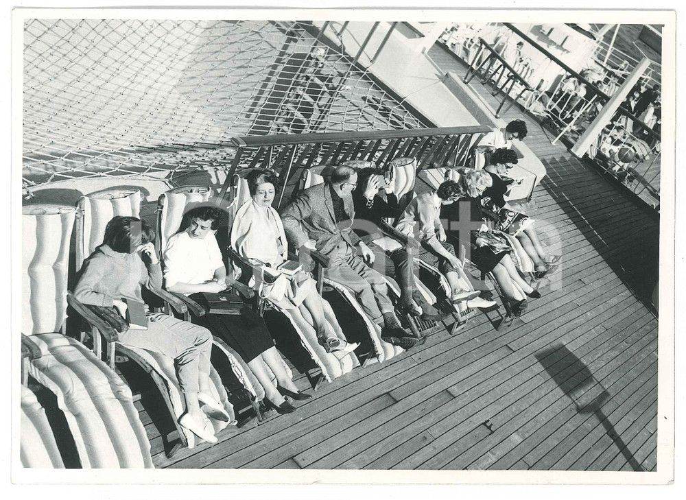 Fotografia d epoca originale 1950 ca ITALIA  M/N GIULIO CESARE Passeggeri in relax sul ponte  Foto 18x13 cm 1