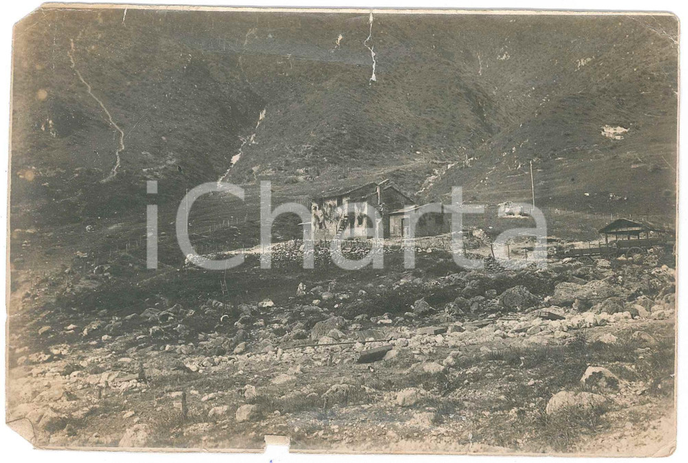 Fotografia d epoca originale 1918 WW1 ZONA DI GUERRA Edifici rurali colpiti Foto DANNEGGIATA 16x11 cm 1