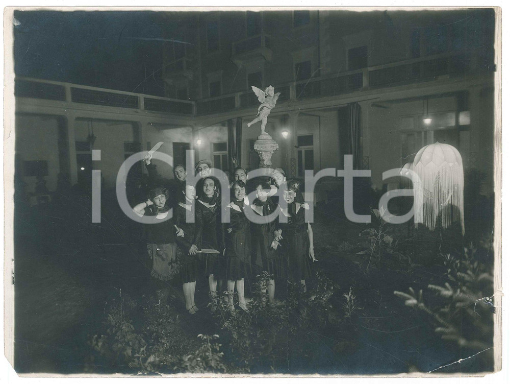 Fotografia d epoca originale 1925 ca ITALIA  CARNEVALE  Giovani in costume horror  Foto RARA DANNEGGIATA 1