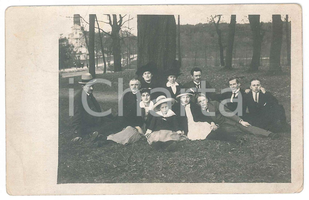 Fotografia d epoca originale 1914 NOWAWES GERMANY Ritratto di famiglia sotto un albero Foto 14x9 cm 1
