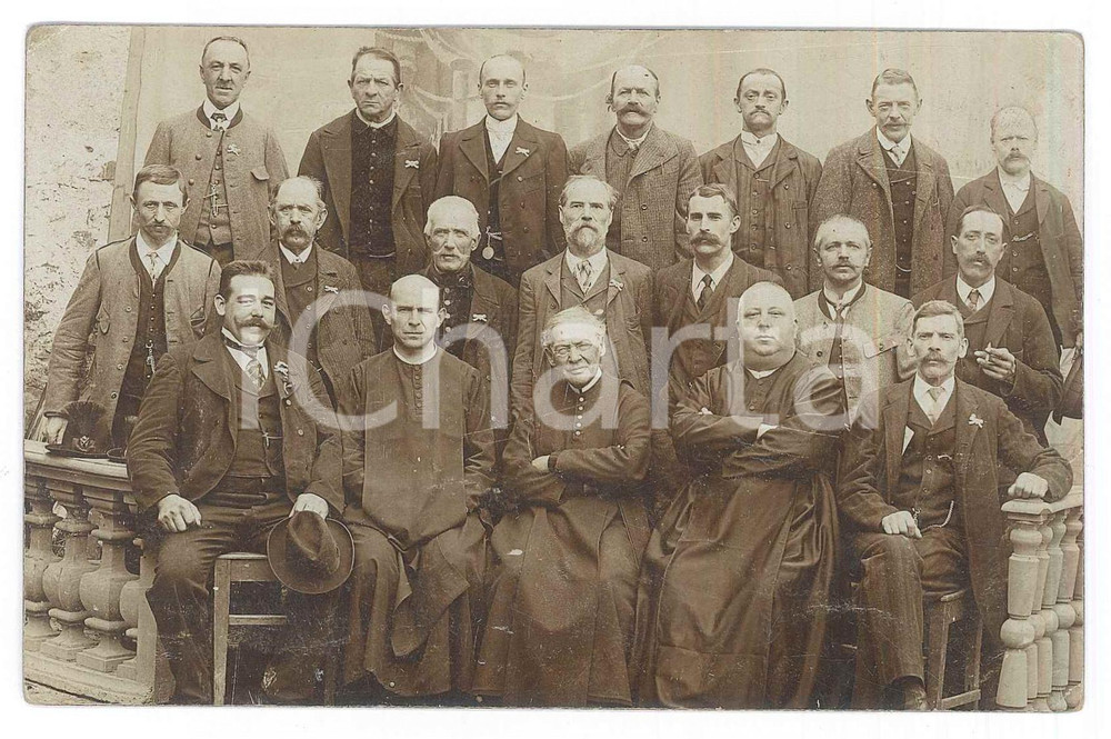 Fotografia d epoca originale 1915 ca VIECHTWANG AUSTRIA Gruppo di uomini  Ritratto con sacerdoti  Foto 1