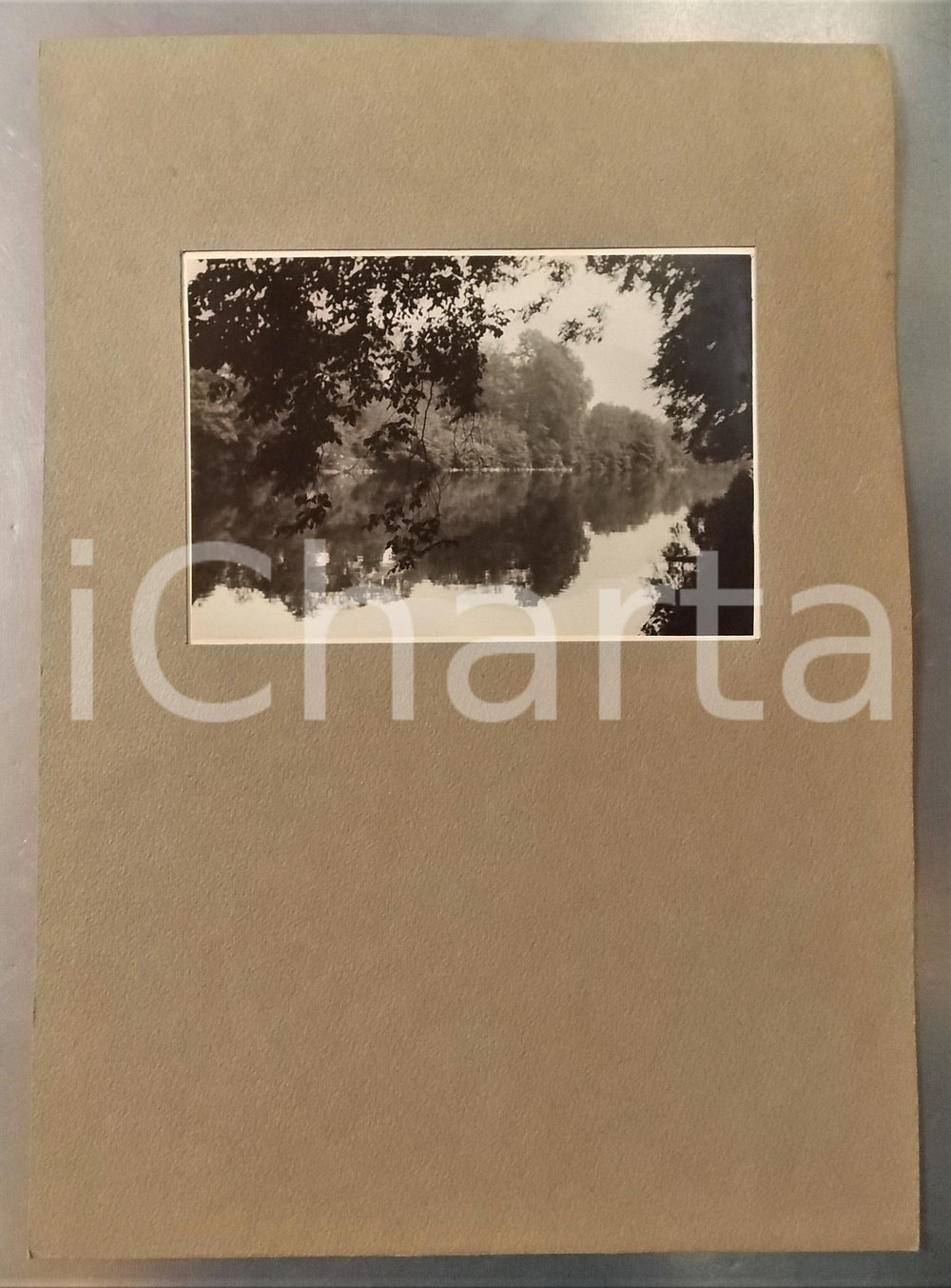 Fotografia d epoca originale 1932 Area di GMUNDEN AUSTRIA Riflessi sul fiume TRAUN Foto con passepartout 1