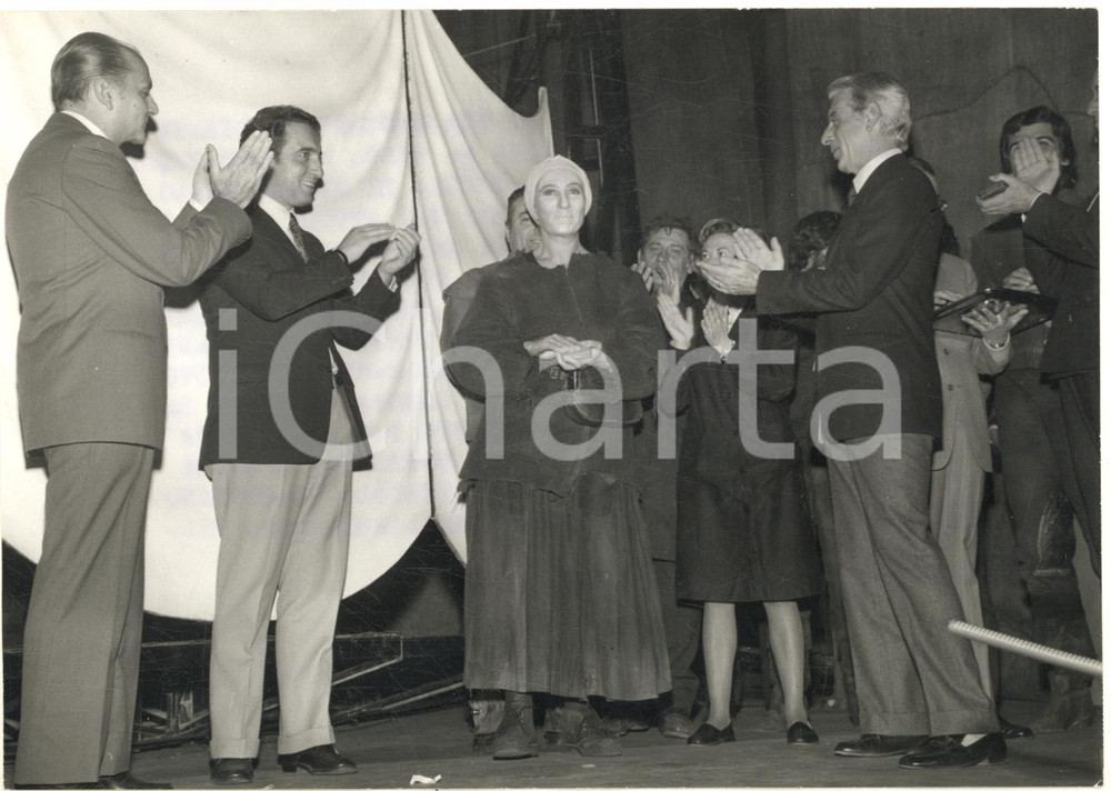 1972 MILANO Teatro Manzoni - Paolo PILLITTERI premia attori di "Madre Coraggio"