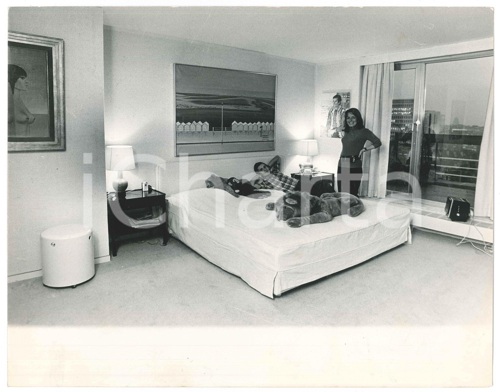 Fotografia d epoca originale 1970 ca BRUXELLES Pilota Jacky ICKX e Catherine BLATON nella loro casa 2 Foto 1