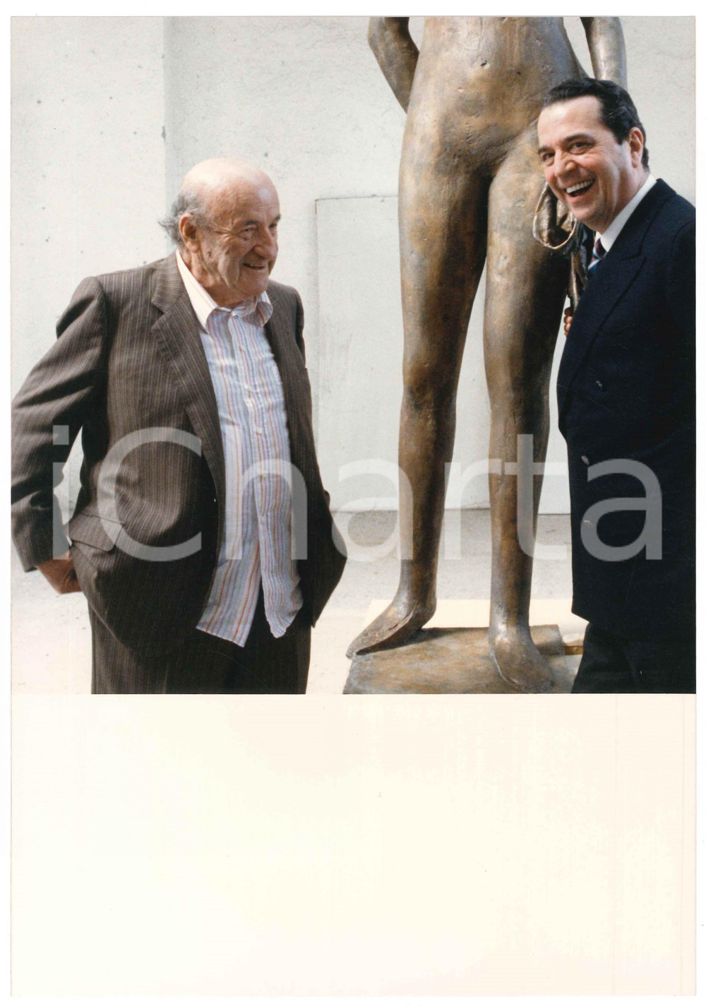 Fotografia d epoca originale 1985 ca Giacomo MANZU  e Domenico GARAVOGLIA direttore CAMPARI  Foto 20x29 cm 1