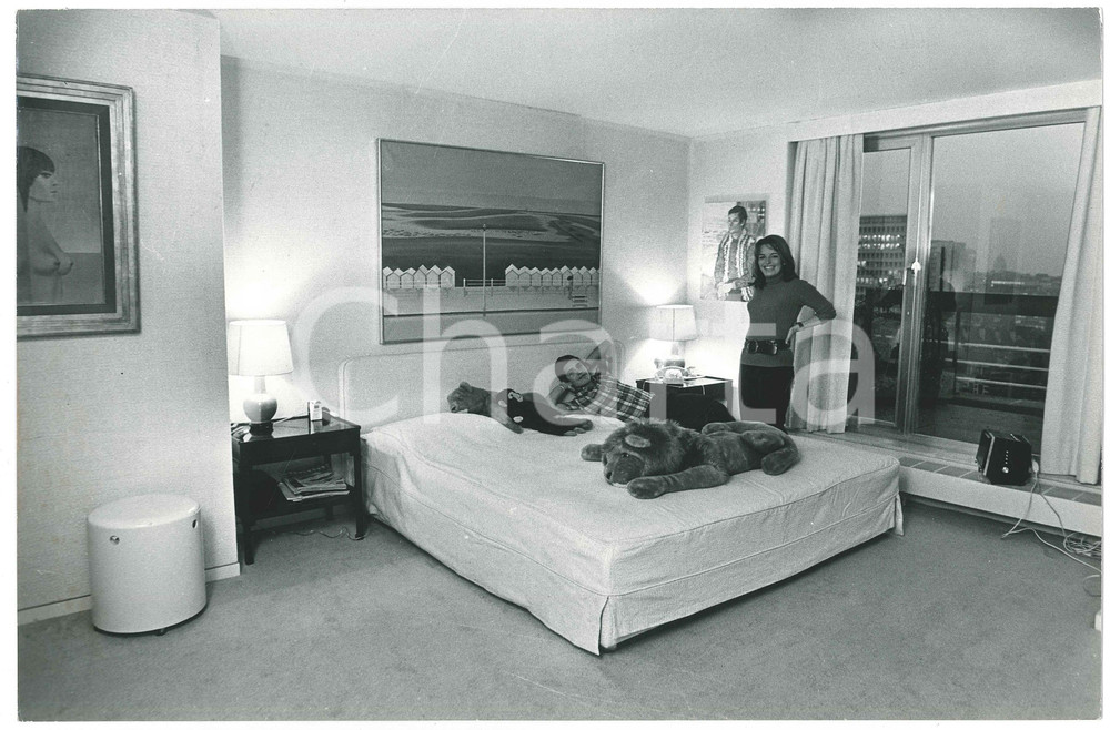 Fotografia d epoca originale 1970 ca BRUXELLES Pilota Jacky ICKX e Catherine BLATON nella loro casa 4 Foto 1