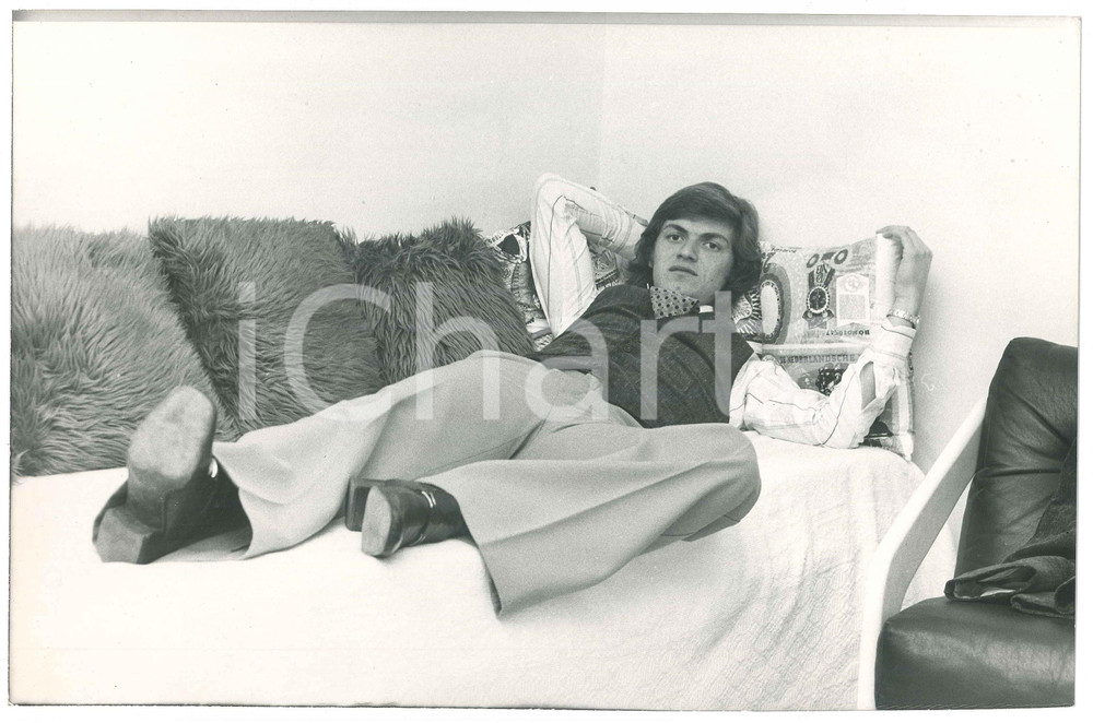 Fotografia d epoca originale 1970 ca ITALIA CALCIO Giancarlo ANTOGNONI sul divano  Foto 30x20 cm 1