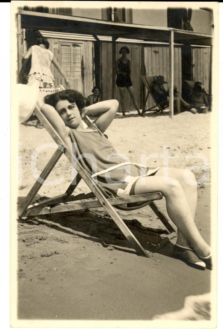 Fotografia d epoca originale 1928 ALASSIO SV Giovane donna posa sulla sdraio in riva al mare Foto VINTAGE 1