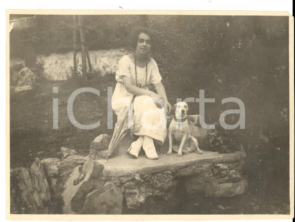 Fotografia d'epoca originale 1921 ARCISATE (VA) Giovane donna posa in giardino con il cane *Foto 11x8 cm 1