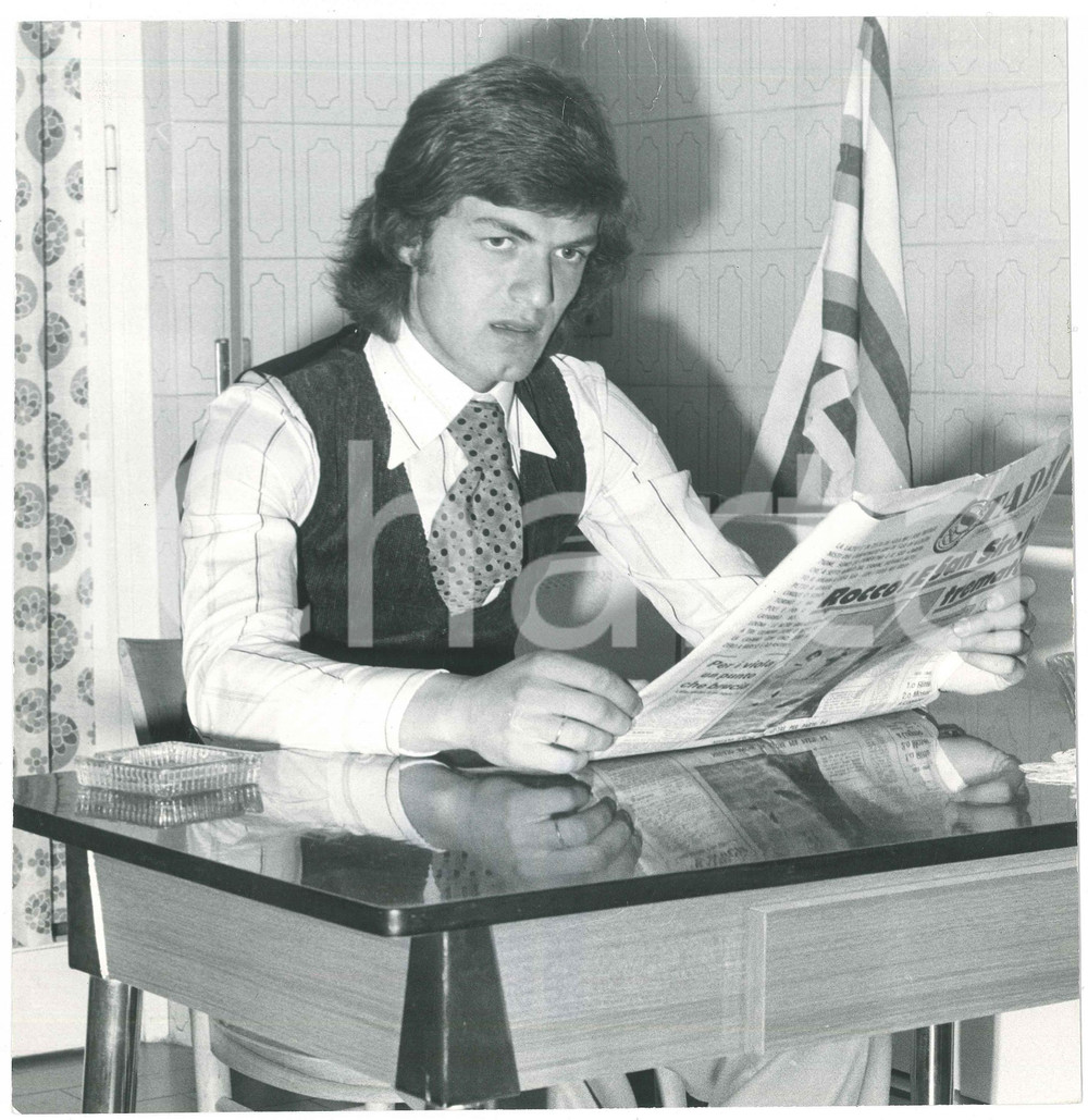 Fotografia d epoca originale 1970 ca ITALIA CALCIO Giancarlo ANTOGNONI legge Stadio  Foto 25x25 cm 1