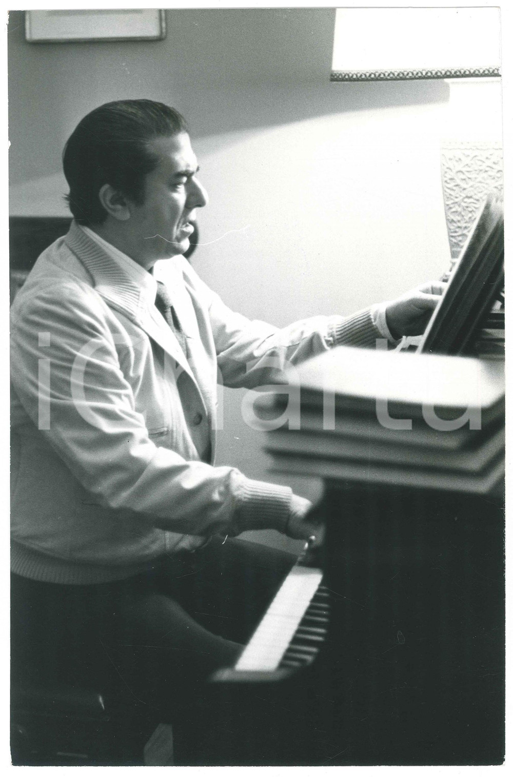 Fotografia d epoca originale 1973 MILANO Il tenore Giuseppe DI STEFANO al pianoforte 2 Foto 20x30 cm 1