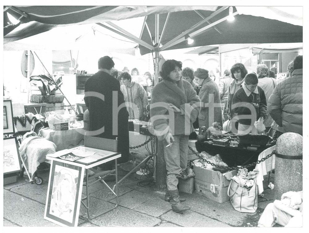 Fotografia d epoca originale 1980 ca COSTUME MILANO Fiera di Senigallia  Bancarelle  Foto 24x18 cm 1
