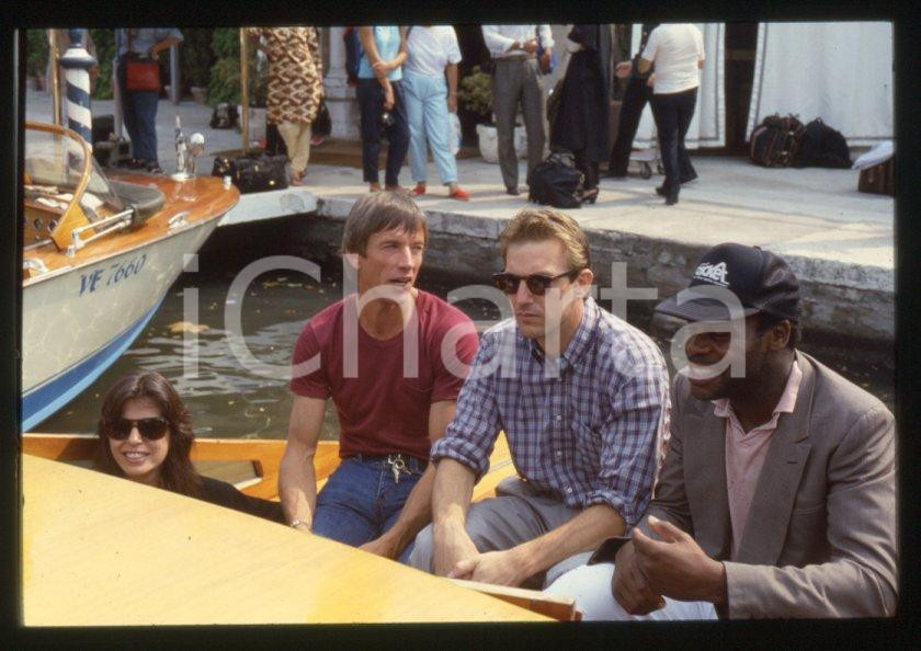 Fotografia d epoca originale Kevin COSTNER Glenn SCOTT Danny GLOVER  Venezia 1985 35mm vintage slide 1