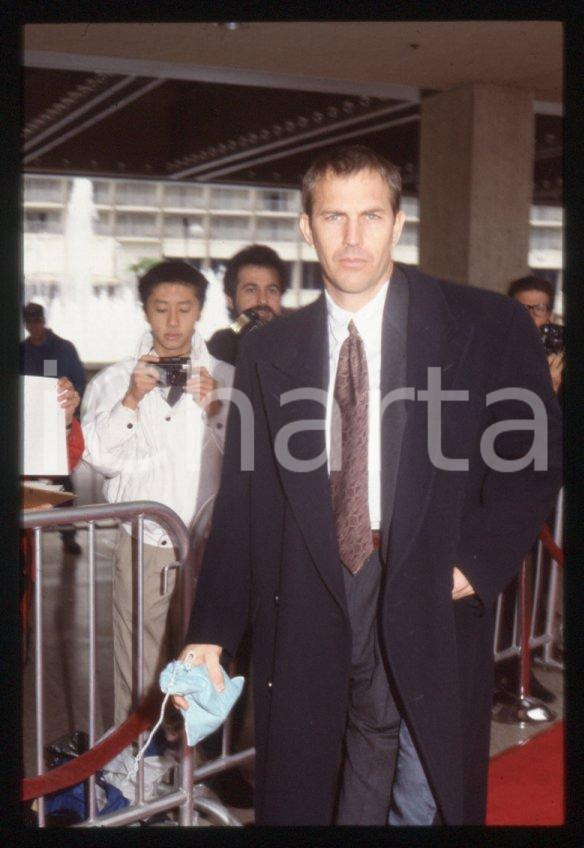 Fotografia d epoca originale Kevin COSTNER attore  Arrivo a un evento 1990 ca 35mm vintage slide 1