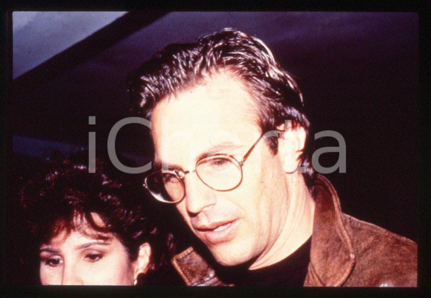 Fotografia d epoca originale Kevin COSTNER con la moglie  Intervista  1990 ca 35mm vintage slide 1 1