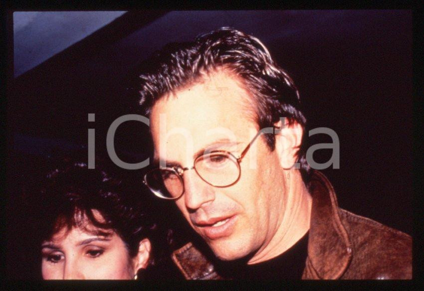 Fotografia d epoca originale Kevin COSTNER con la moglie  Intervista  1990 ca 35mm vintage slide 2 1