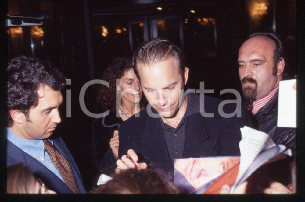 Fotografia d epoca originale Kevin COSTNER  ITALIA 1991 Evento Robin Hood 35 mm vintage slide 5 1