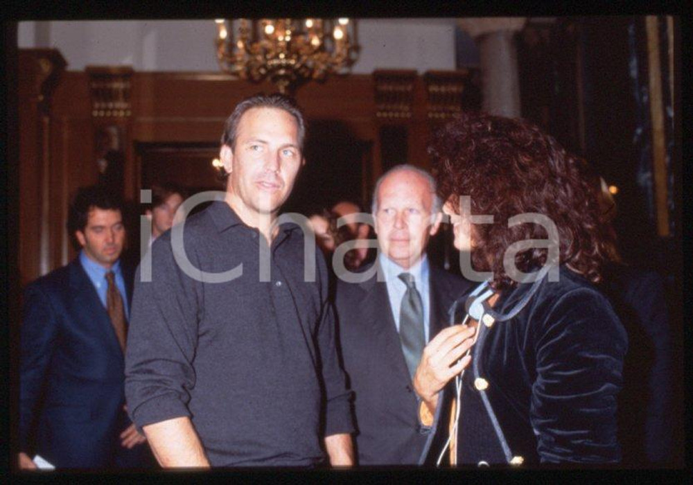 Fotografia d epoca originale Kevin COSTNER  ITALIA 1991 Evento Robin Hood 35 mm vintage slide 12 1