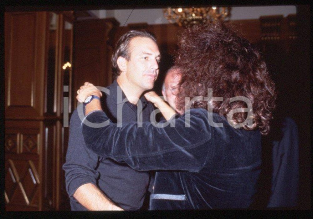 Fotografia d epoca originale Kevin COSTNER  ITALIA 1991 Evento Robin Hood 35 mm vintage slide 13 1