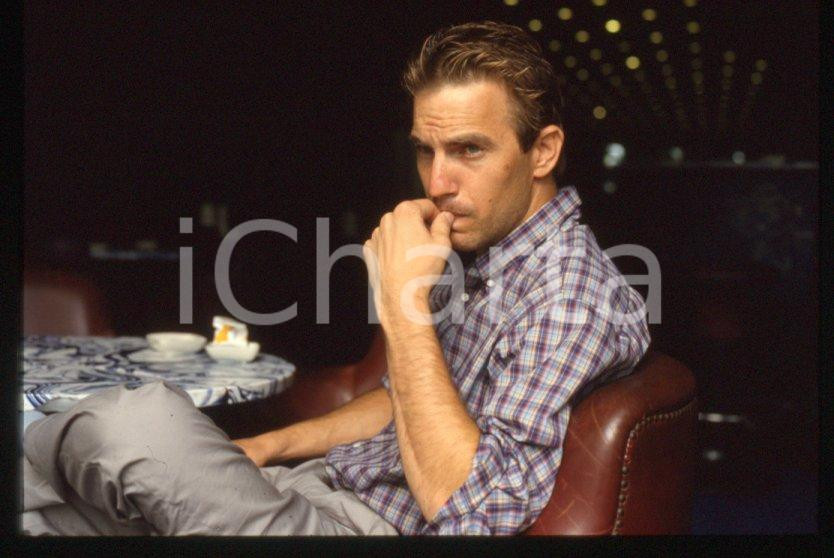 Fotografia d epoca originale Kevin COSTNER attore  1990 ca  Ritratto al bar 35 mm vintage slide 1 1