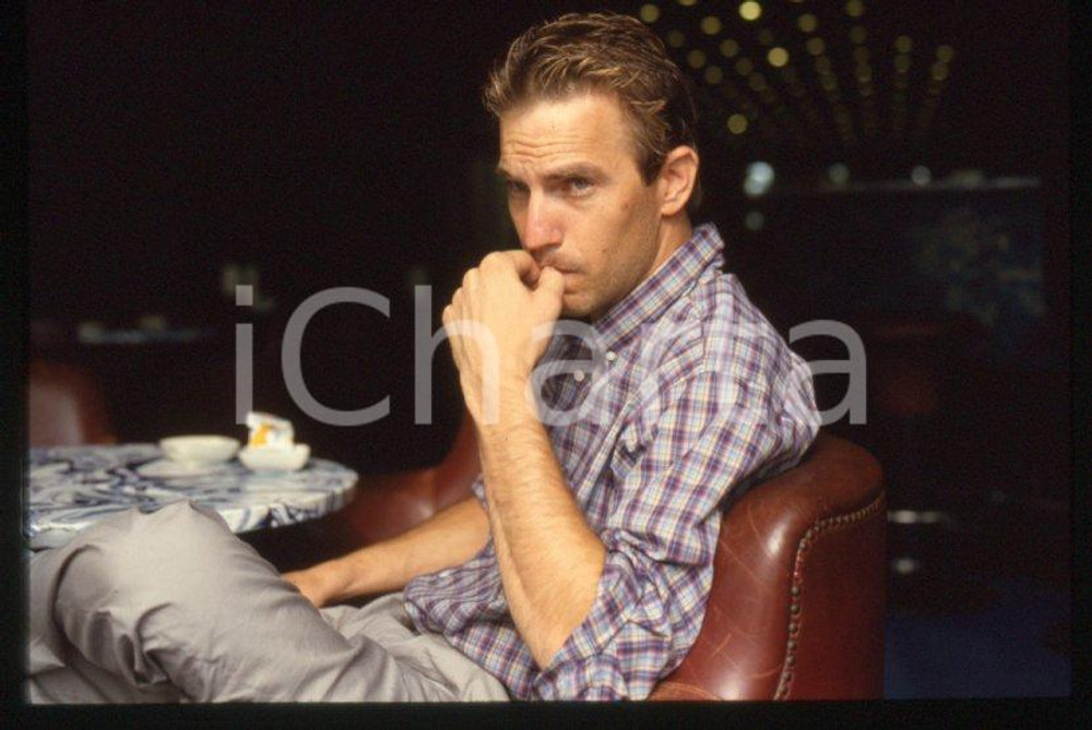 Fotografia d epoca originale Kevin COSTNER attore  1990 ca  Ritratto al bar 35 mm vintage slide 2 1