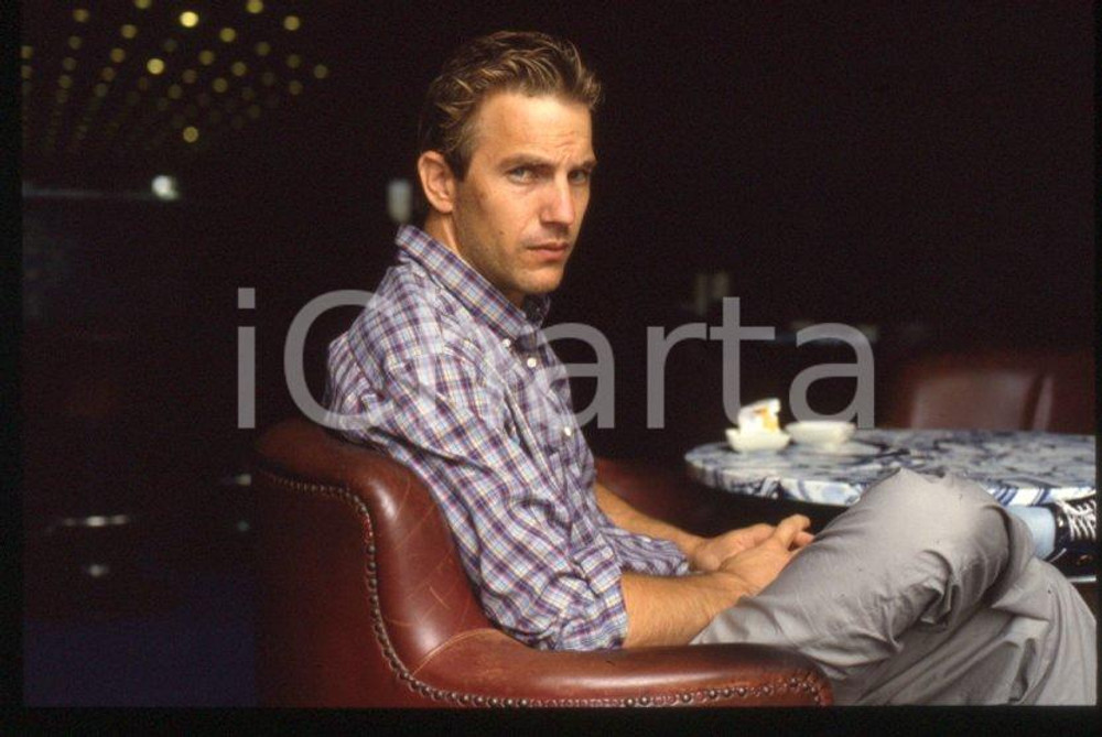 Fotografia d epoca originale Kevin COSTNER attore  1990 ca  Ritratto al bar 35 mm vintage slide 3 1
