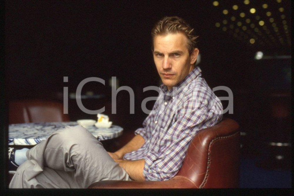 Fotografia d epoca originale Kevin COSTNER attore  1990 ca  Ritratto al bar 35 mm vintage slide 4 1