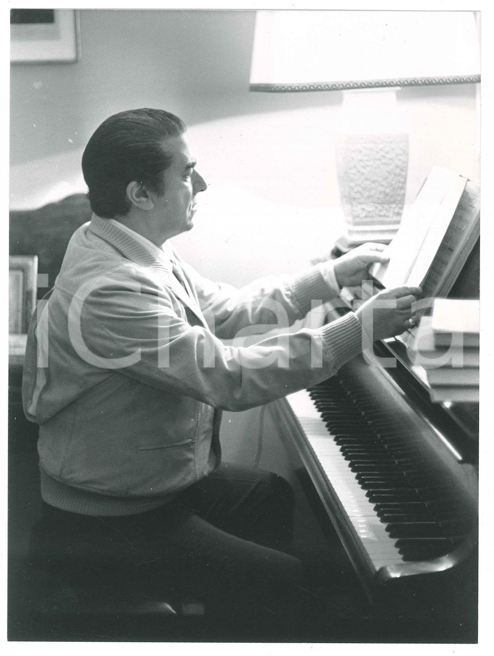 Fotografia d epoca originale 1973 MILANO Il tenore Giuseppe DI STEFANO al pianoforte 3 Foto 18x24 cm 1