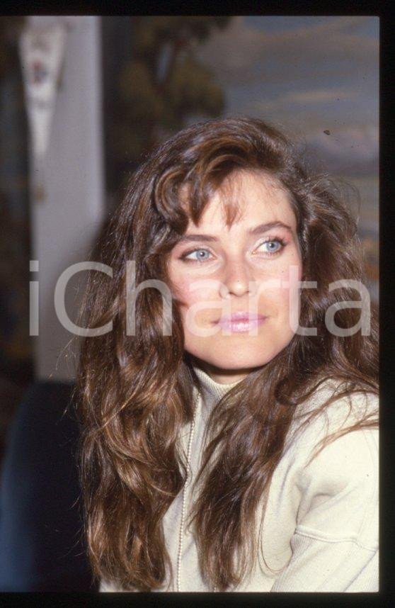 Fotografia d epoca originale Carol ALT attrice  Ritratto in abito bianco  1990 ca  35 mm vintage slide 1 1