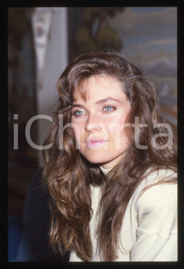 Fotografia d epoca originale Carol ALT attrice  Ritratto in abito bianco  1990 ca  35 mm vintage slide 2 1