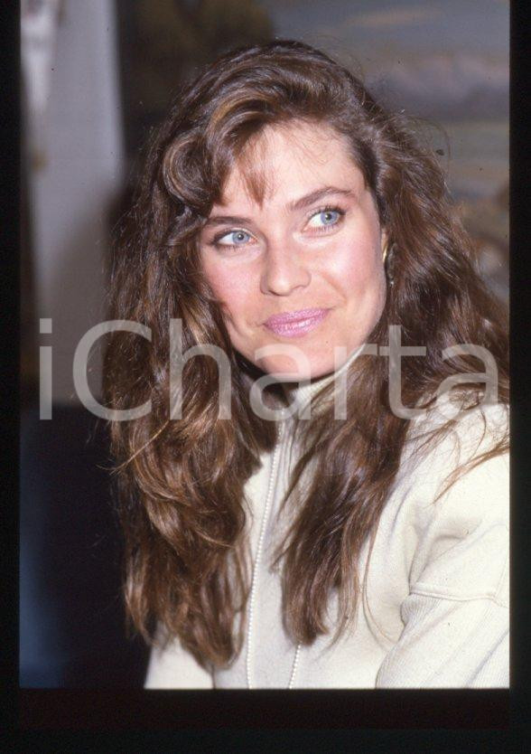 Fotografia d epoca originale Carol ALT attrice  Ritratto in abito bianco  1990 ca  35 mm vintage slide 5 1