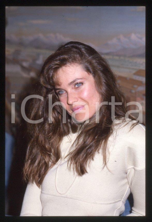 Fotografia d epoca originale Carol ALT attrice  Ritratto in abito bianco  1990 ca  35 mm vintage slide 7 1