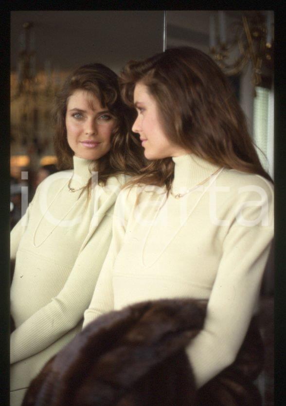 Fotografia d epoca originale Carol ALT attrice  Ritratto in abito bianco  1990 ca  35 mm vintage slide 10 1