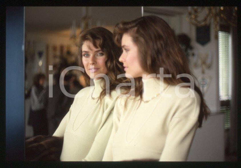 Fotografia d epoca originale Carol ALT attrice  Ritratto in abito bianco  1990 ca  35 mm vintage slide 12 1