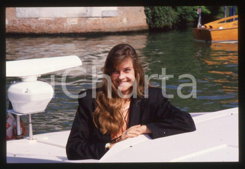 Fotografia d epoca originale Carol ALT attrice  Ritratto in motoscafo  1990 ca 35 mm vintage slide 1 1