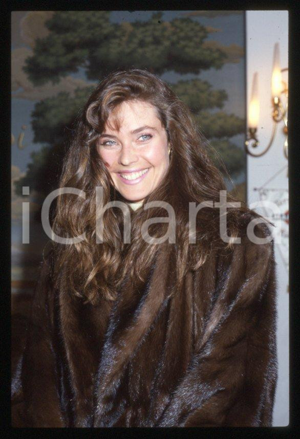 Fotografia d epoca originale Carol ALT attrice  Ritratto in pelliccia  ITALIA 1995 ca 35 mm vintage slide 1